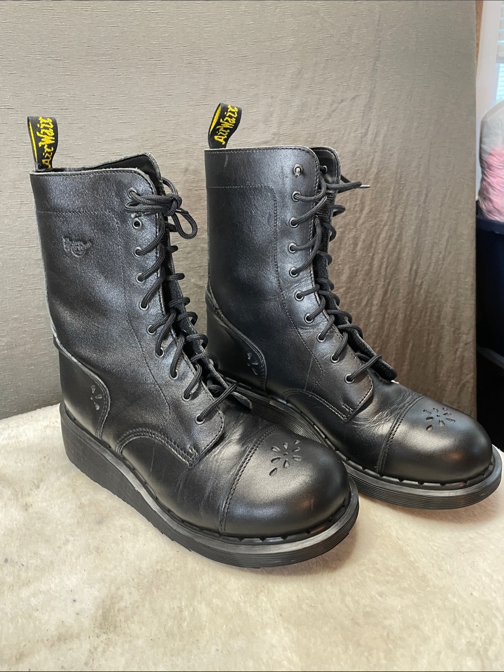 Dr. Martens vintage MIE 3A33 Black Leather Lace-Up floral cap toe Combat Boots